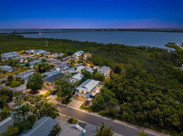 2811 AVENUE C, Holmes Beach, FL 34217