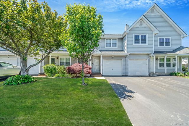 2 Clubhouse Circle, Central Islip, NY 11722