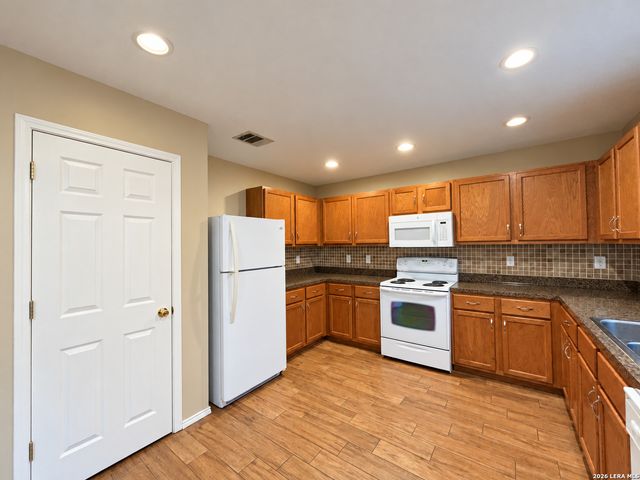 10111 Sparrow Way, Universal City, TX 78148