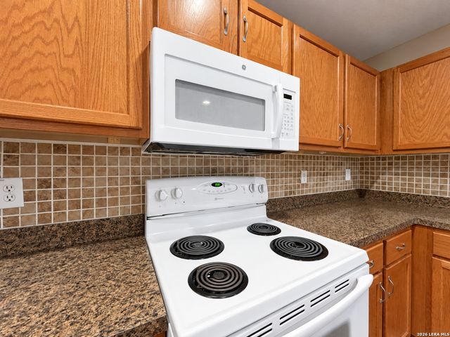 10111 Sparrow Way, Universal City, TX 78148