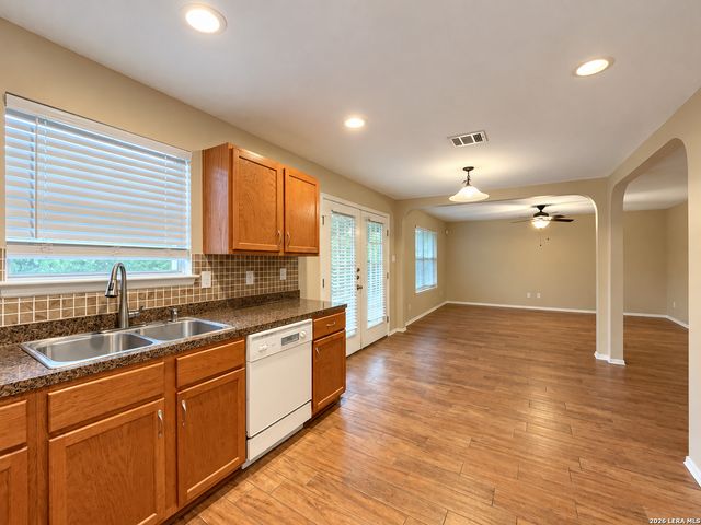 10111 Sparrow Way, Universal City, TX 78148