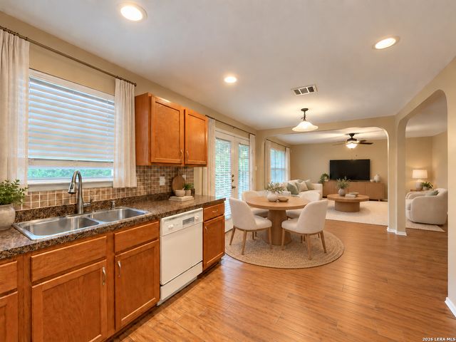 10111 Sparrow Way, Universal City, TX 78148