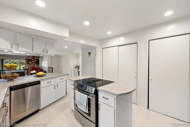 1830 Lone Pine Road, Bloomfield Hills, MI 48302