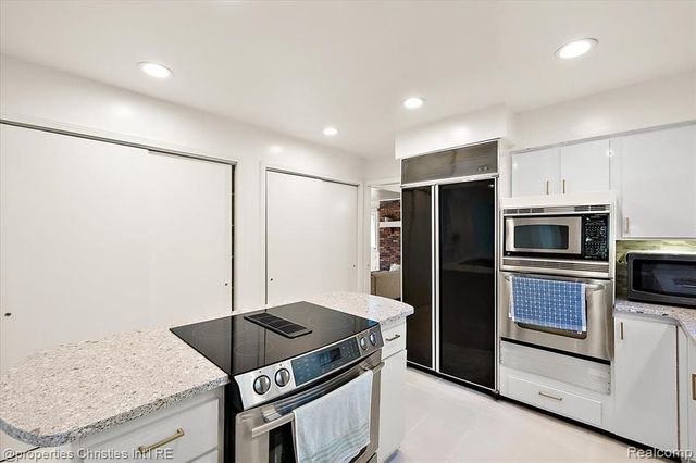 1830 Lone Pine Road, Bloomfield Hills, MI 48302