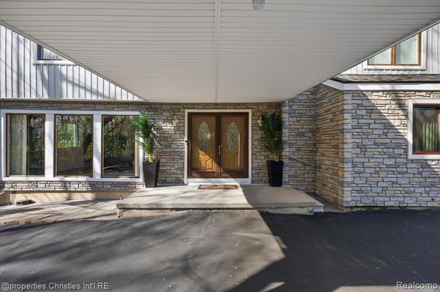 1830 Lone Pine Road, Bloomfield Hills, MI 48302