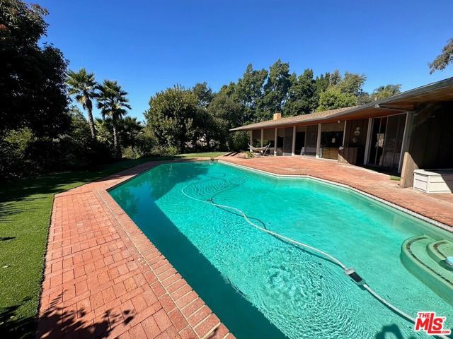 590 N Tigertail Road, Los Angeles, CA 90049