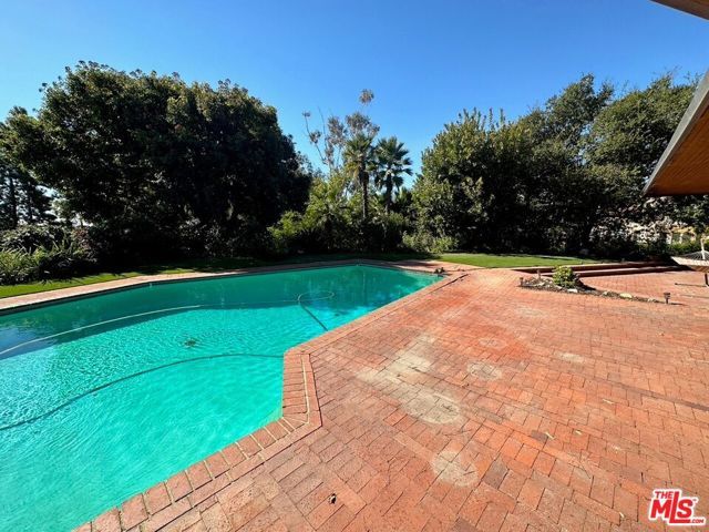 590 N Tigertail Road, Los Angeles, CA 90049