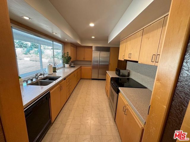 590 N Tigertail Road, Los Angeles, CA 90049