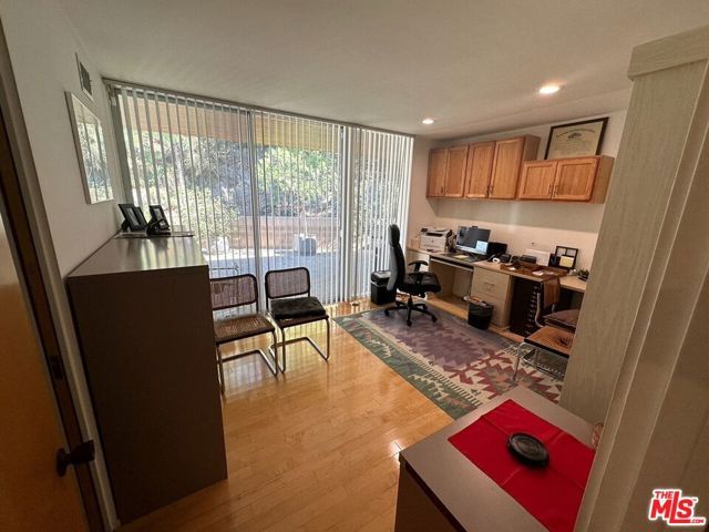 590 N Tigertail Road, Los Angeles, CA 90049