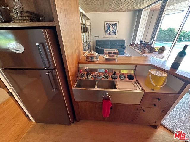 590 N Tigertail Road, Los Angeles, CA 90049