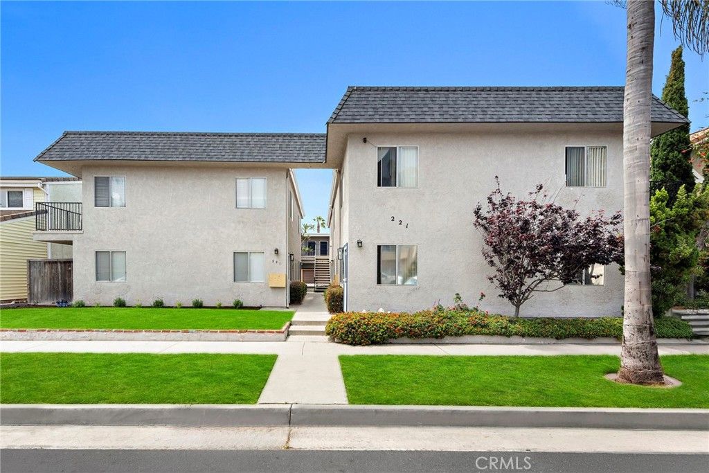 Image 3 of property listing at 221 10th Street, Huntington Beach, CA 92648