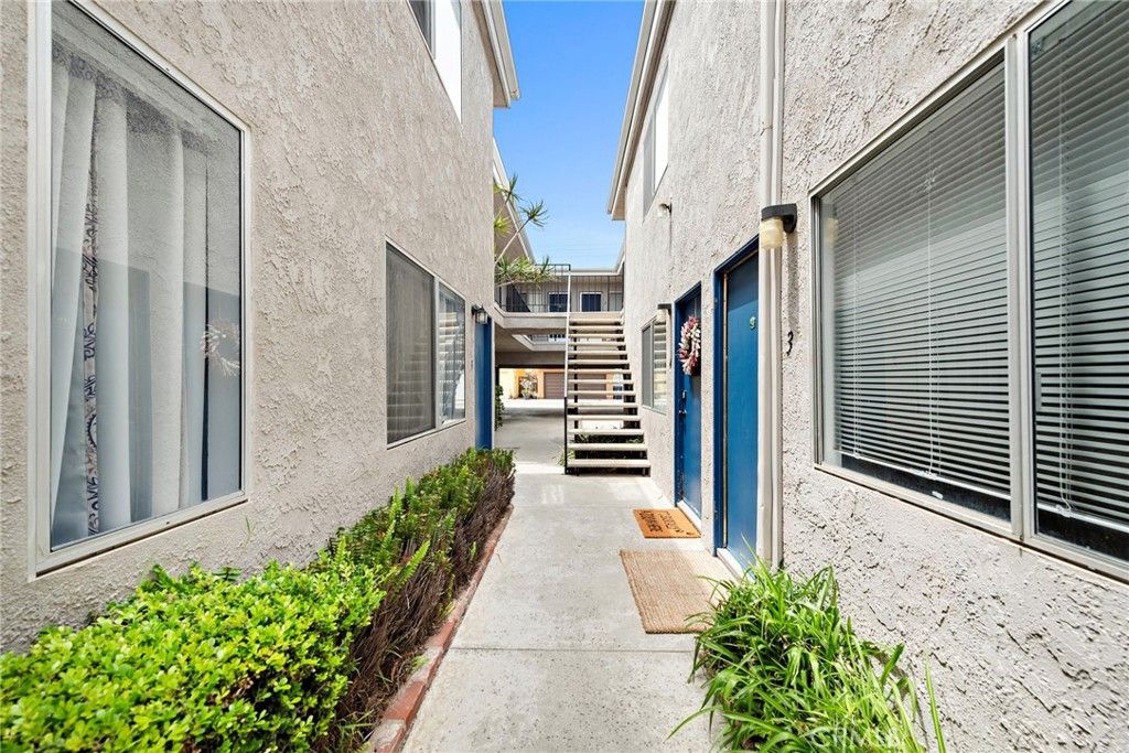 Image 4 of property listing at 221 10th Street, Huntington Beach, CA 92648
