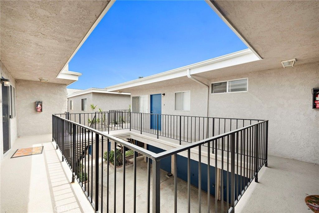 Image 6 of property listing at 221 10th Street, Huntington Beach, CA 92648