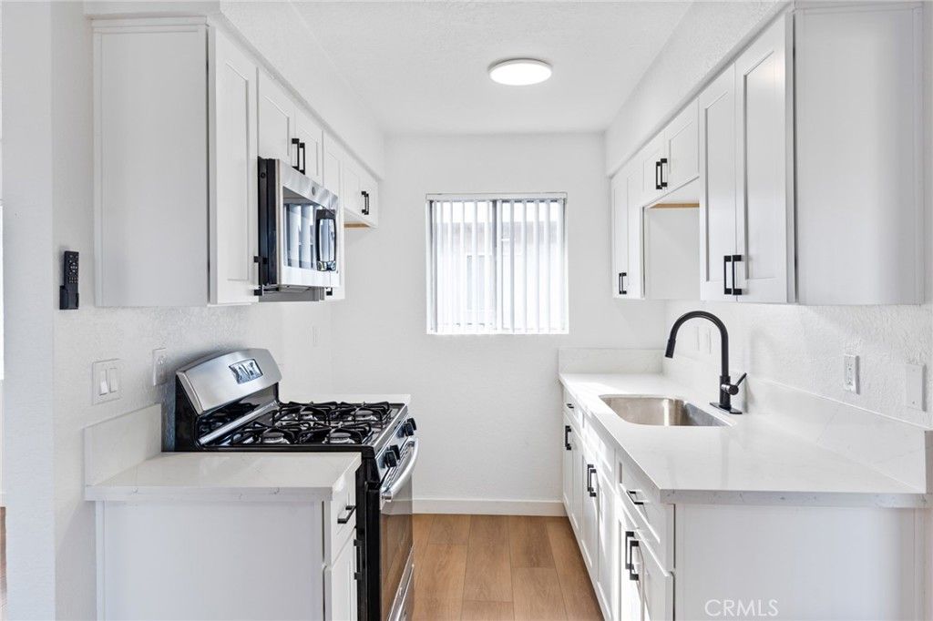Image 8 of property listing at 221 10th Street, Huntington Beach, CA 92648