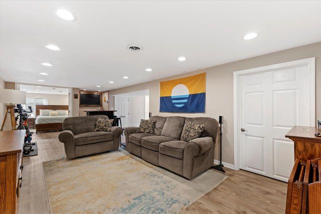 6920 W Armour AVENUE, Greenfield, WI 53220