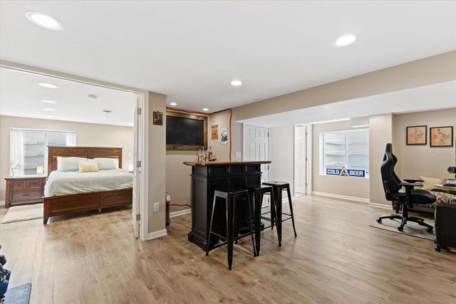 6920 W Armour AVENUE, Greenfield, WI 53220