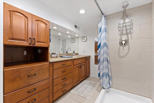 6920 W Armour AVENUE, Greenfield, WI 53220