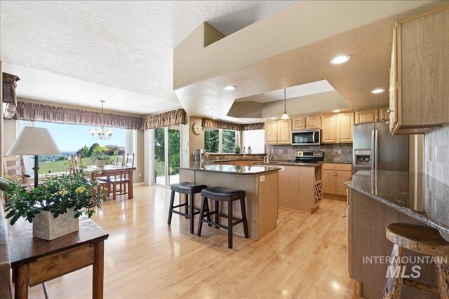 9547 W Golden View Dr, Star, ID 83669