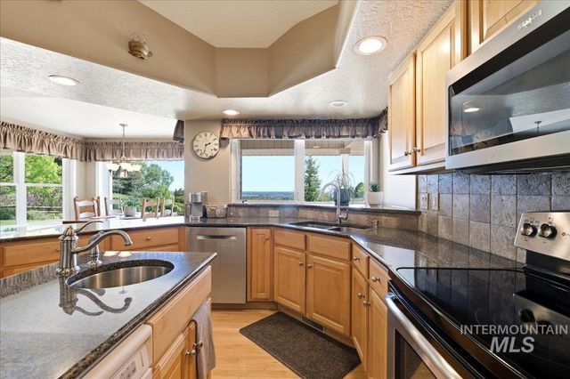 9547 W Golden View Dr, Star, ID 83669