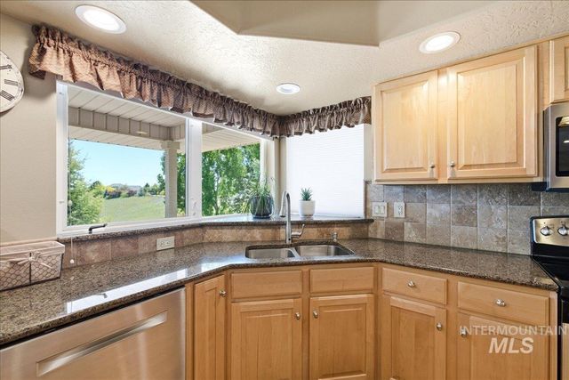 9547 W Golden View Dr, Star, ID 83669