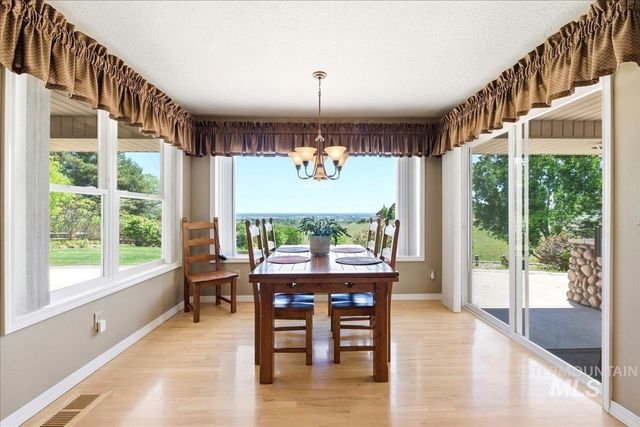 9547 W Golden View Dr, Star, ID 83669