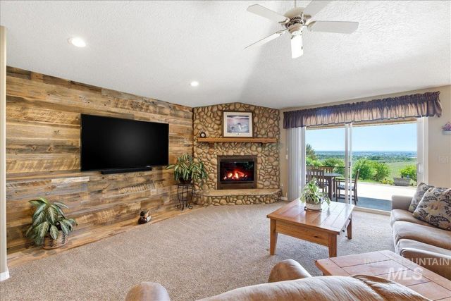 9547 W Golden View Dr, Star, ID 83669