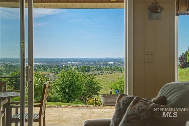 9547 W Golden View Dr, Star, ID 83669