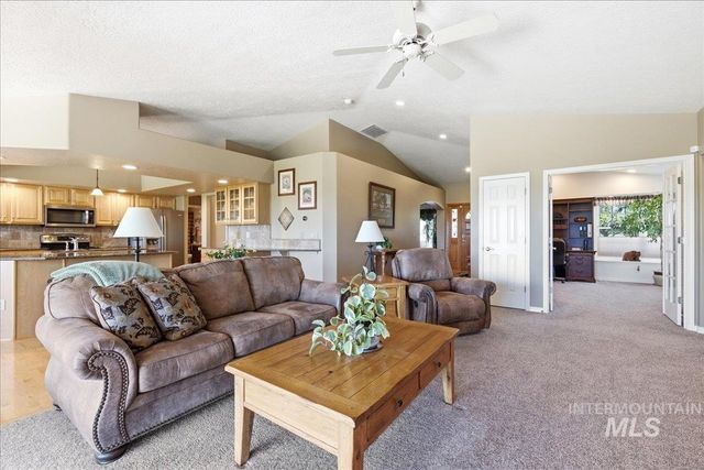 9547 W Golden View Dr, Star, ID 83669