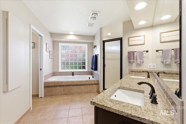 9547 W Golden View Dr, Star, ID 83669