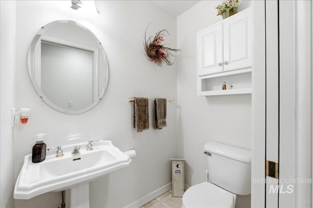 9547 W Golden View Dr, Star, ID 83669