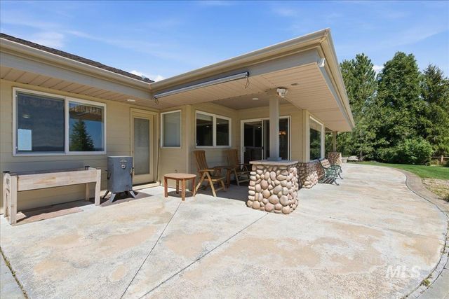 9547 W Golden View Dr, Star, ID 83669