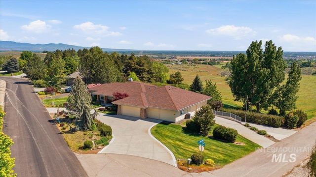 9547 W Golden View Dr, Star, ID 83669