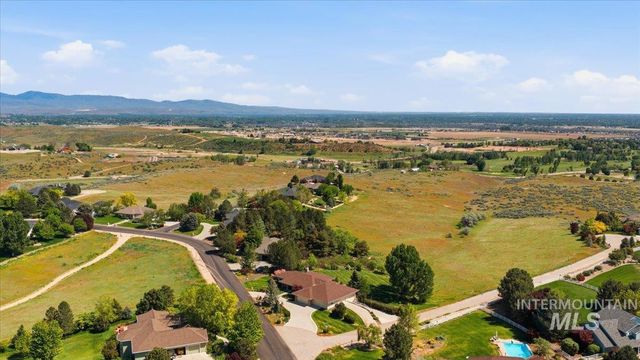 9547 W Golden View Dr, Star, ID 83669