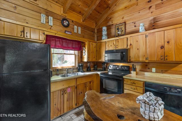 1613 Misty Hollow Way, Gatlinburg, TN 37738