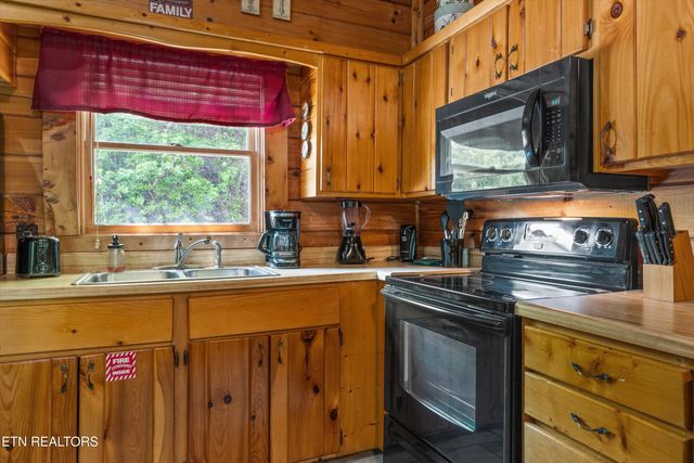 1613 Misty Hollow Way, Gatlinburg, TN 37738