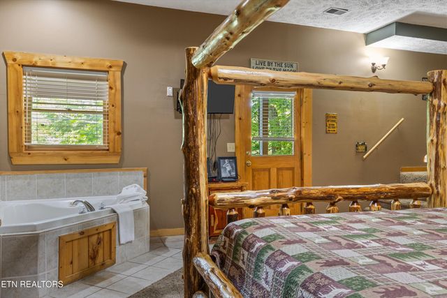 1613 Misty Hollow Way, Gatlinburg, TN 37738