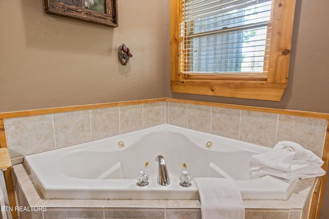 1613 Misty Hollow Way, Gatlinburg, TN 37738