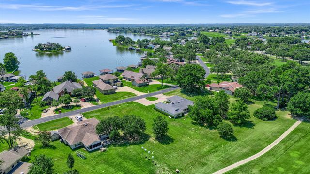 822 Kiowa Drive W, Lake Kiowa, TX 76240