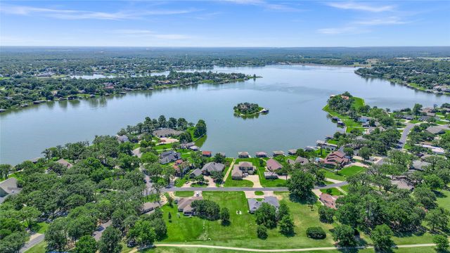 822 Kiowa Drive W, Lake Kiowa, TX 76240