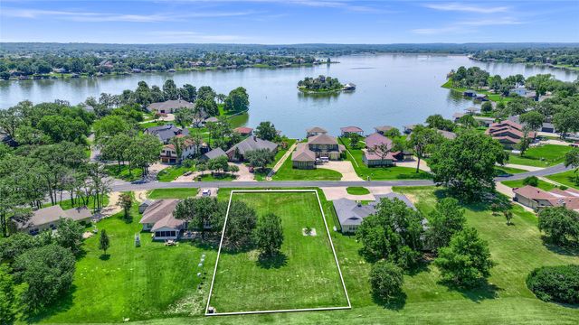822 Kiowa Drive W, Lake Kiowa, TX 76240
