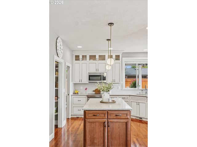 12060 HAZELDELL Ave, Oregon City, OR 97045