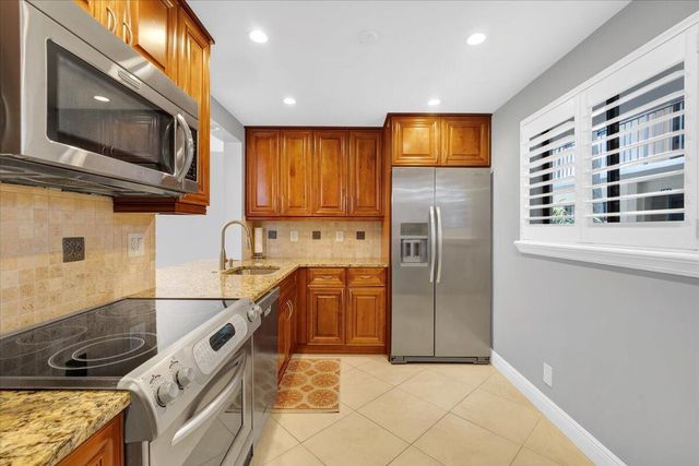 5190 Las Verdes Circle 108, Delray Beach, FL 33484