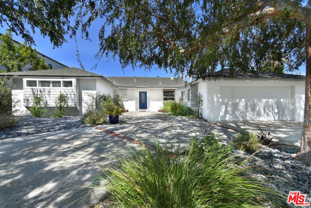 Image 10 of property listing at 5071 Gaynor Avenue, Encino, CA 91436