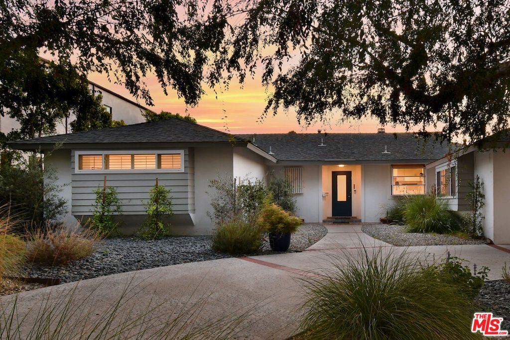 Image 11 of property listing at 5071 Gaynor Avenue, Encino, CA 91436