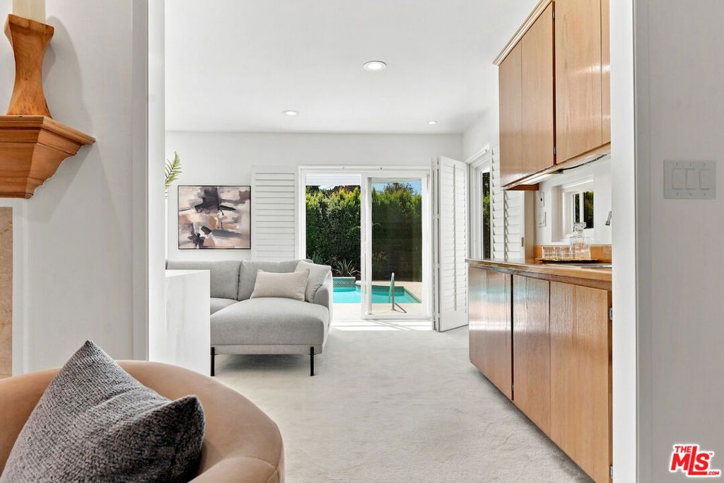 Image 15 of property listing at 5071 Gaynor Avenue, Encino, CA 91436