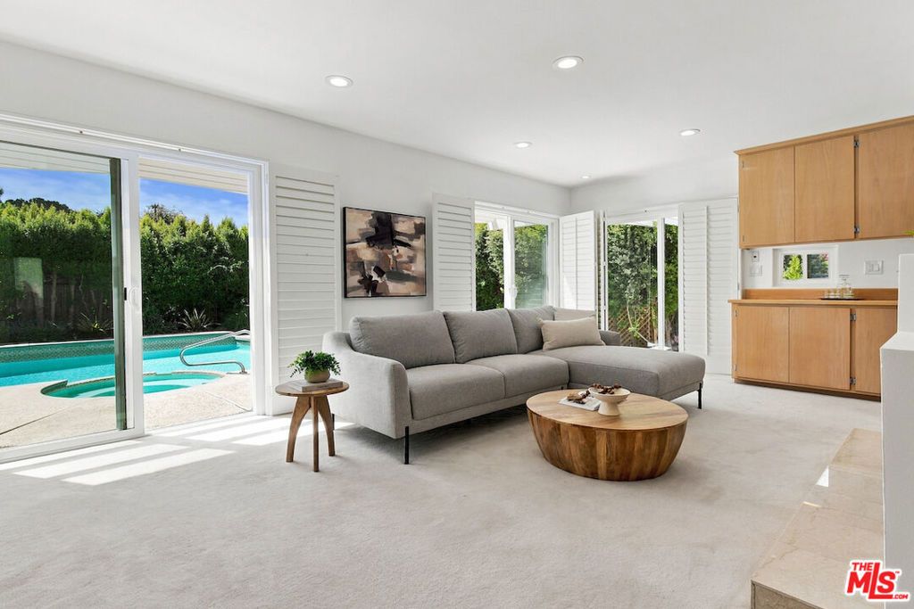 Image 16 of property listing at 5071 Gaynor Avenue, Encino, CA 91436