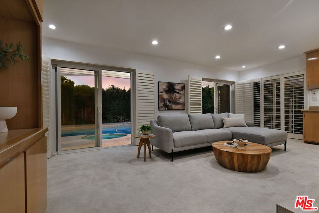 Image 17 of property listing at 5071 Gaynor Avenue, Encino, CA 91436
