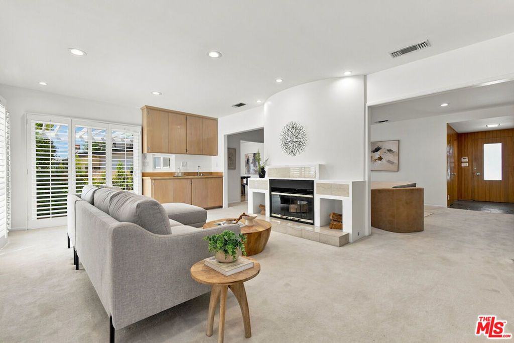 Image 18 of property listing at 5071 Gaynor Avenue, Encino, CA 91436