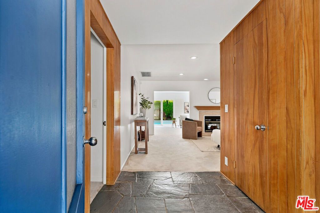 Image 2 of property listing at 5071 Gaynor Avenue, Encino, CA 91436