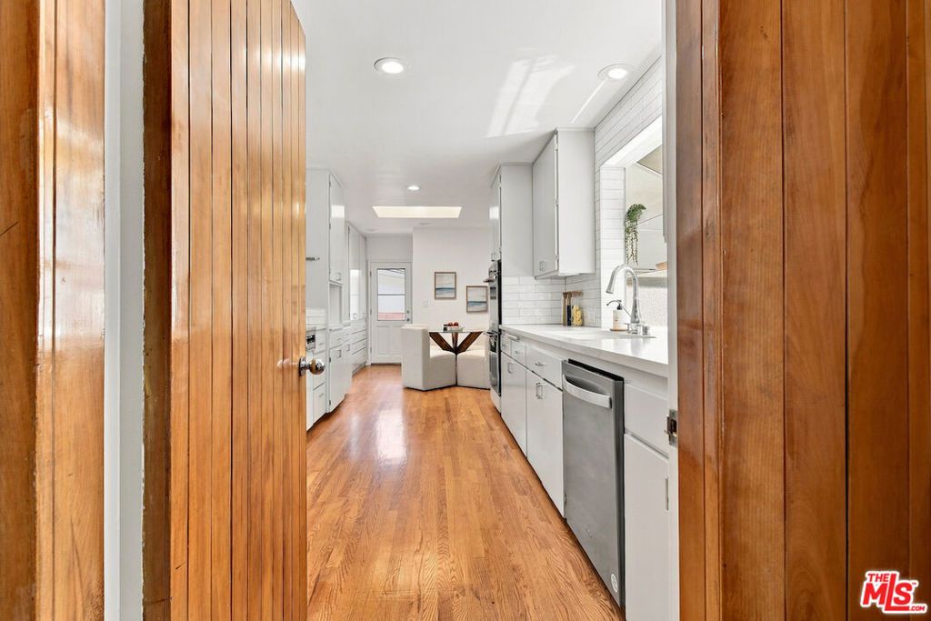 Image 23 of property listing at 5071 Gaynor Avenue, Encino, CA 91436